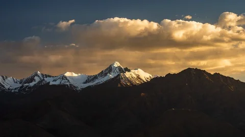 4K Timelapse of mountain peak at sunset, Leh, Ladakh, India 스톡 동영상 114693559