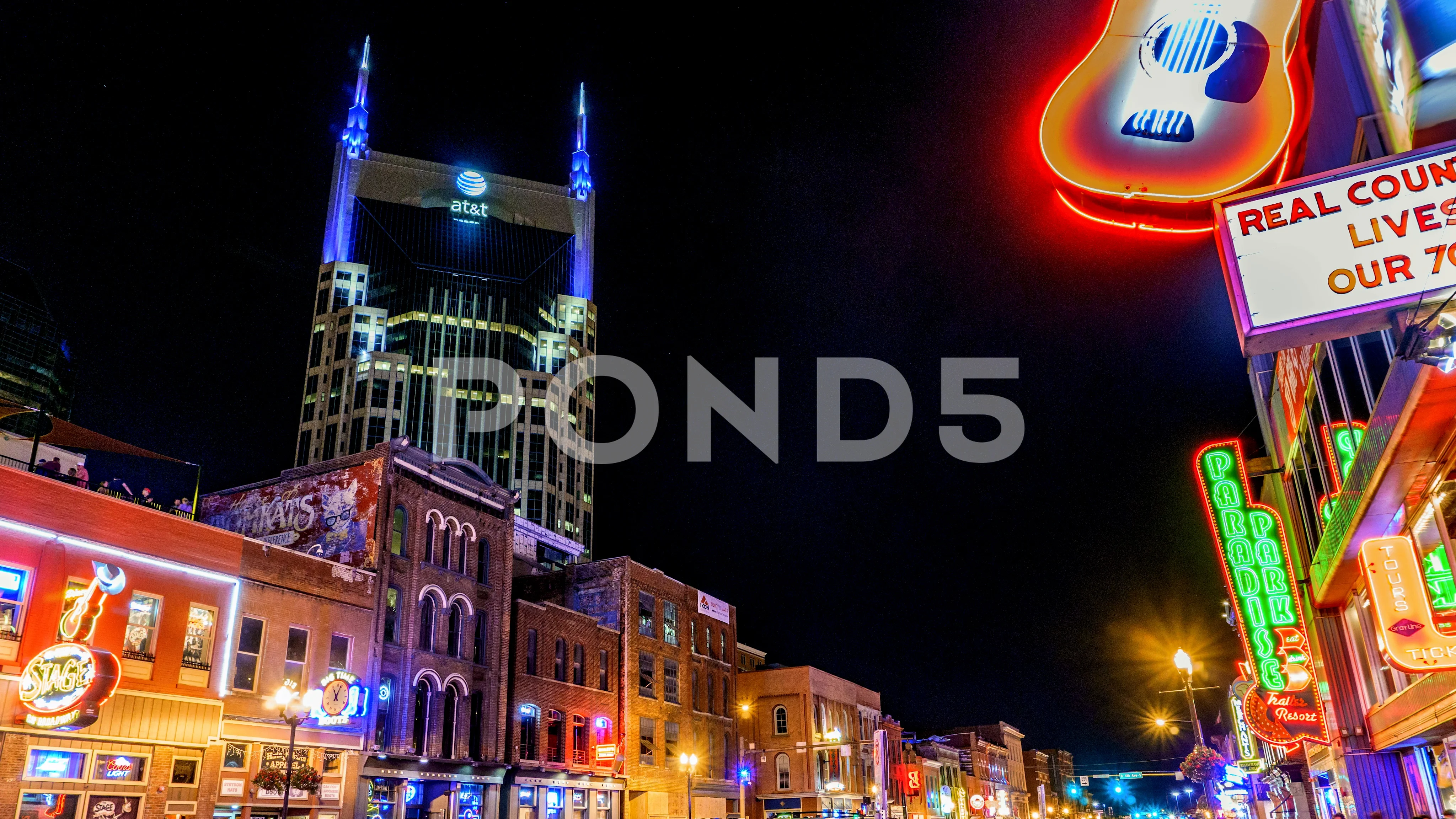 https://images.pond5.com/4k-timelapse-neon-lights-broadway-078223585_prevstill.jpeg