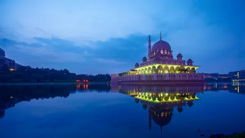 4K timelapse of Putajaya Mosque during sunrise. Stock Footage 90026148