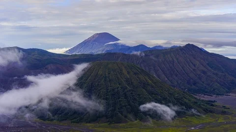 4K Timelapse of rolling cloud over mount Bromo. Stock Footage 115718921
