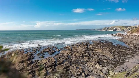 4K Timelapse of sea waves at Challaborough Bay in South Devon, England UK 스톡 동영상 76410841