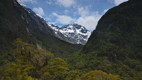 4K Timelapse of Snow-Capped Mountains in Milford Sound, New Zealand 스톡 동영상 135094061