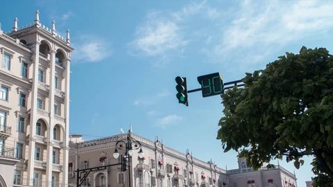 4K Timelapse of a stop light as it fast cycles from green traffic light to red Stock Footage 81679100