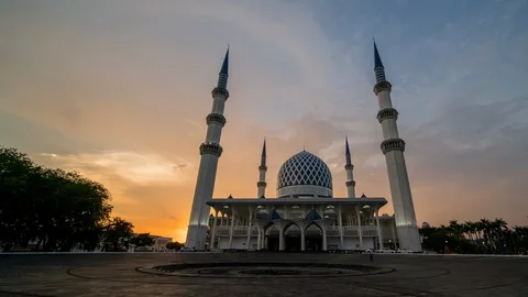 4K Timelapse of Sultan Salahuddin Abdul Aziz Shah Mosque during sunset. Stock Footage 87159598