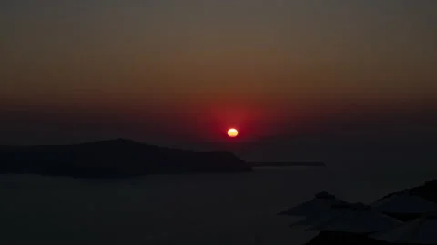 4K timelapse of the sun setting over Thirasia from Santorini island in Greece Video stock 239475909