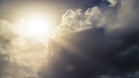 4K timelapse of sunlight coming through moving clouds with beautiful blue sky. Stock-Footage 135499672