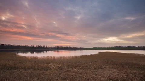 4k timelapse of sunset cloudy sky over autumnal lake 库存影片 60040644