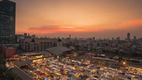 4K Timelapse Sunset Ratchada Night Train market Bangkok Thailand Stockbeeldmateriaal 146372716