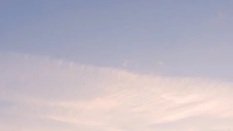 4K timelapse sunset wispy clouds pink fading to black Stockbeeldmateriaal 95810409