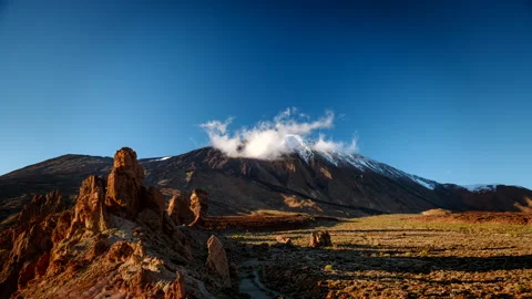 4K Timelapse of Swirling Clouds Over Snow-Capped Mount Teide Peak, Tenerife 動画素材 323853904
