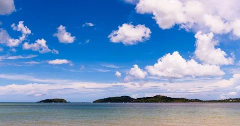 4K Timelapse Tropical beach white sand and blue sea in summer time on sunny day. Vidéo 122488115