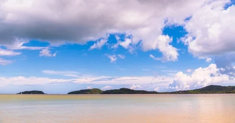 4K Timelapse Tropical beach white sand and blue sea in summer time on sunny day. Stockbeeldmateriaal 122488237