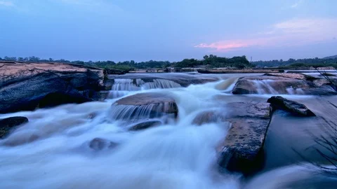4K timelapse of water fall in the middle of river, sunset 스톡 동영상 99532437