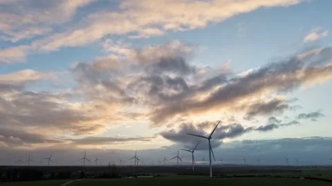 4K Timelapse of Wind Turbine at Sunset Stockbeeldmateriaal 333928052