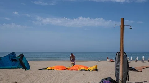 "4K timelapse of young man and girl inflating kite using a pump" Stock Footage 90858385
