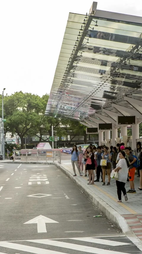 4K Timelapsed of crowd people in queue to take bus of street at Taipei city Stock Footage 319154997