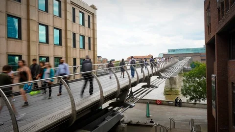 4K Timelaspe Millennium Bridge, River Thames, London, England, United Kingdom 動画素材 113155172