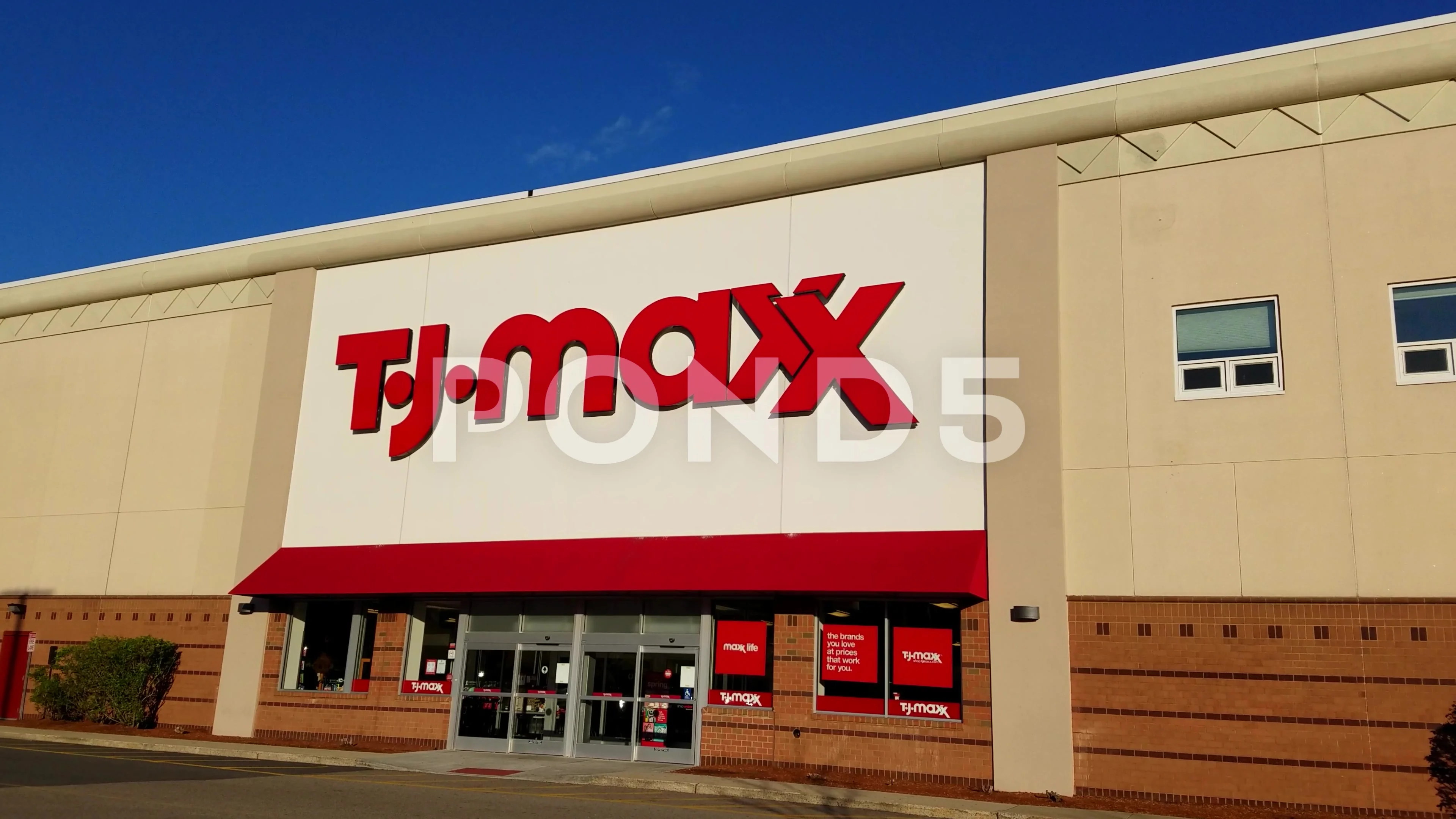 Shop TJMaxx Online Restroom Advertising – Fixtures Close Up