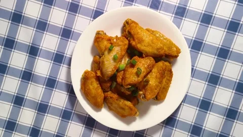 4K top down overhead view of vibrant crispy hot fried chicken wings with sl.. Video stock 318252330