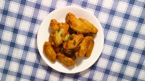 4K top down overhead view of vibrant crispy hot fried chicken wings with sl.. Stock Footage 318252352