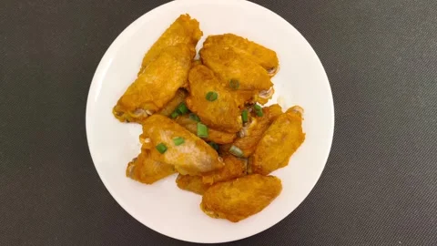 4K top down overhead view of vibrant crispy hot fried chicken wings with sl.. Video stock 318253252