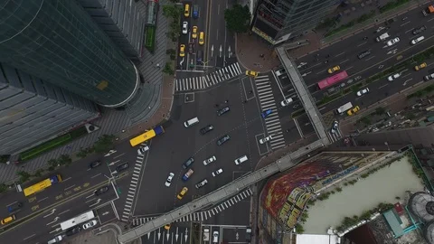 4K Top down shot moving in on traffic at a cross road Stock Footage 87700848