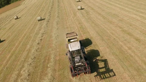 4K Top Down Shot of Tractor Silage Baling in Rural Devon Video stock 112326122