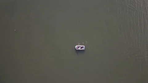 4K Top Down video of boat in lake Video stock 125767423