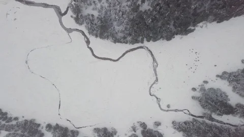 4K Top Down video of drone flying in snowy weather above river Video stock 123293043