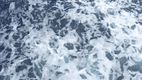 4K top down view of churning ocean water and white foam from a moving boat 스톡 동영상 337088784