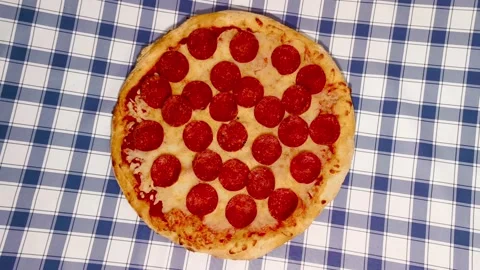 4K top down view of fresh crispy cheesy pepperoni pizza golden crust on a p.. Video stock 318251534