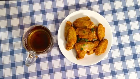 4K top down view of glass cup beverage and crispy hot fried chicken wings w.. 動画素材 318251982