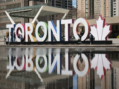 4k Toronto sign with water reflection Stock Footage 74315035