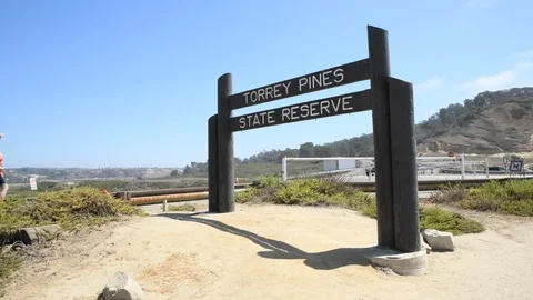 4K Torrey Pines State Reserve Sign, tourists and parking, San Diego, California Stockbeeldmateriaal 94846341