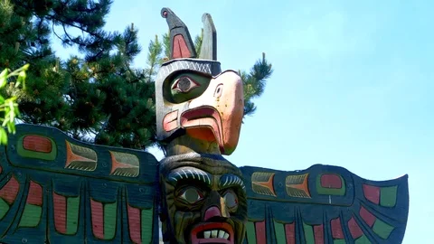 4K Totem Pole, Thunderbird Native Art, First Nations Wood Carving Native Art Vidéo 76927502