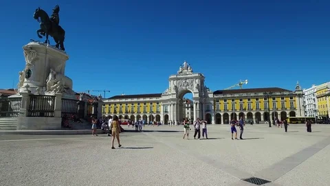 4k - Tourists walking through Commerce Square, city of Lisbon Portugal. Stock-Footage 82462123