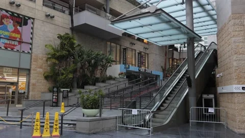 4K tracking shot of an empty outdoor Hollywood mall during Covid-19 pandemic Stock Footage 139315385