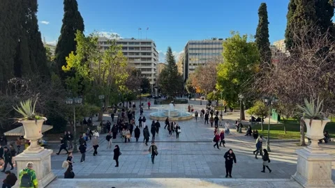 4K Traffic and Pedestrians in Front of Hellenic Parliament at Syntagma Square 库存影片 327558443