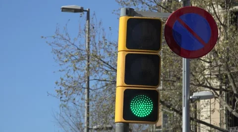 4K Traffic light change green yellow red intersection street urban city emblem   Vídeos de archivo 60628266
