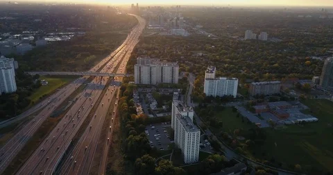 4k traffic overhead looking into sunset 库存影片 80969122