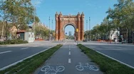 4K Triumphal Arch, Barcelona, Spain, Deserted Bikeway During State Of Alarm Stock Footage