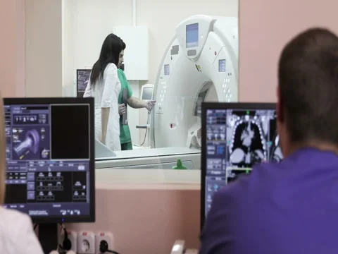 4K Two Doctors presses settings button of CT MRI scanner. Vídeo Stock 73701305