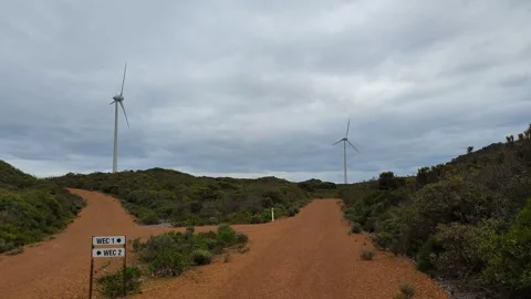 4k Two wind turbines spinning in an overcast sky 库存影片 277599011