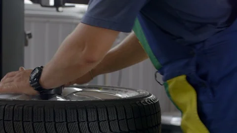 4K tyre fitter is assembling a wheel Vidéo 96543341