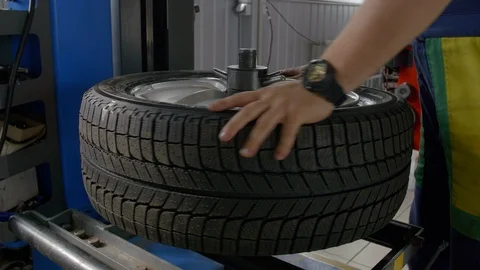 4K tyre fitter is disassembling tyre from a wheel 库存影片 96255114
