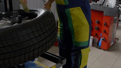 4K tyre fitter is disassembling tyre from a wheel on a special tool Vidéo 96544697
