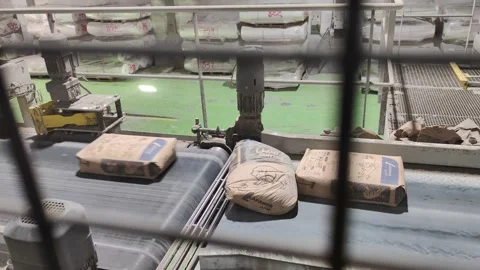 4K UHD Automated Robot Aligning Cement Bags on a Conveyor Belt in a Factory 動画素材 331941926
