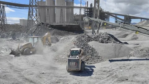 4K UHD: CAT and JCB Heavy Machinery Handling Raw Clinker in Cement Factory 動画素材 332015455