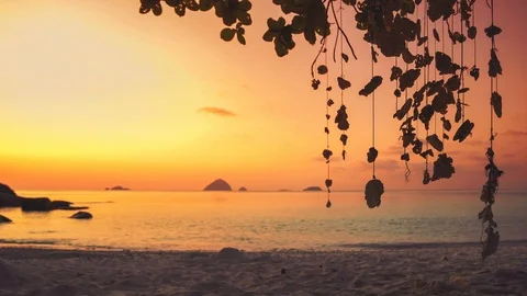 4K UHD Cinemagraph of a mobile gently swinging in the wind at a beach on 스톡 동영상 115693031