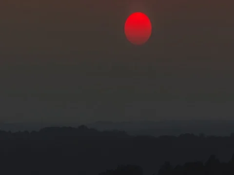 4K UHD Closeup of the evening sun descending behind overcast sky - time lapse Video stock 72902645